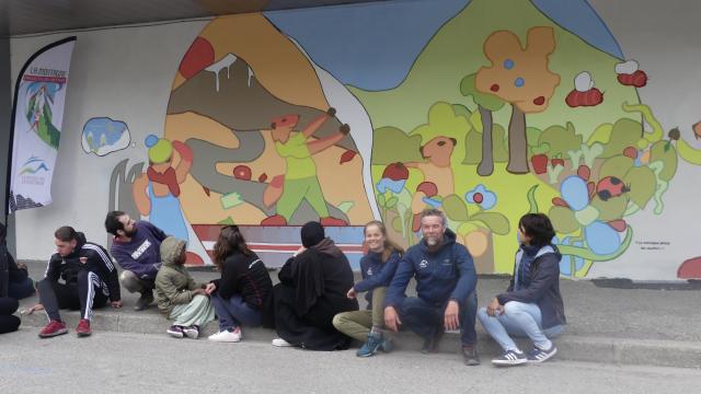 Photo de groupe une fois la fresque finie!