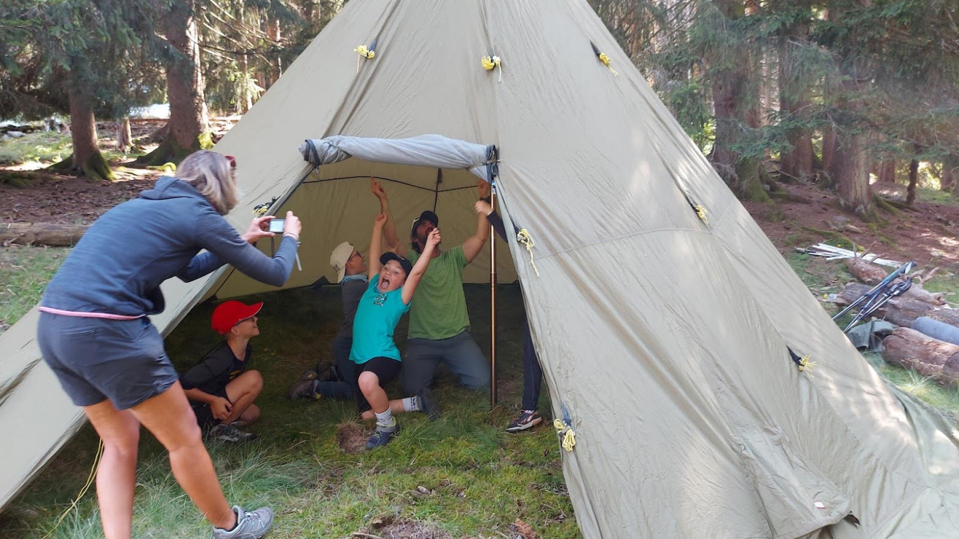 Enfin le tepee est monté !